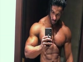 ARAB HOT BODYBUILDER SHOW OFF