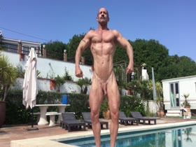 BODYBUILDING POSING-NUDE 'N HUNG