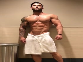 Jase Stevens Flexing 01