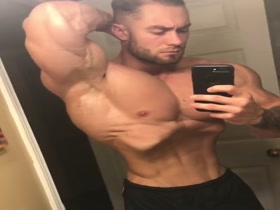 Chris Bumstead - Vacuum Pose