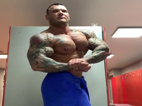 Don't you just love the shaking while flexing?