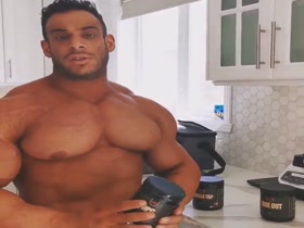 HOT PECS !
