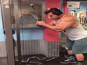 Dmitriy works triceps