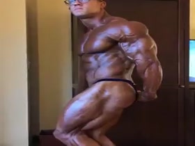 Muscle Nerd/Muscle Hunk!