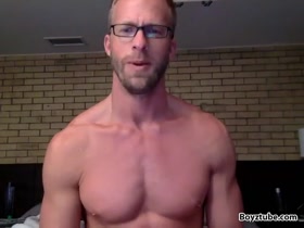 Nicest Muscleman in the World Cums in the Shower