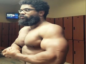 Donte Flexing