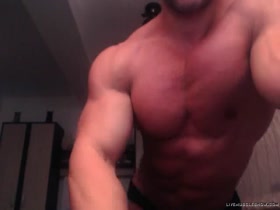 Gigant bodybuilder possing