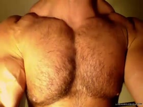 Gigant bodybuilder possing 1