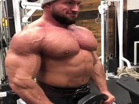 Gigant bodybuilder