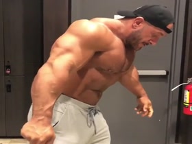 HUGE BODYBUILDER POSSING
