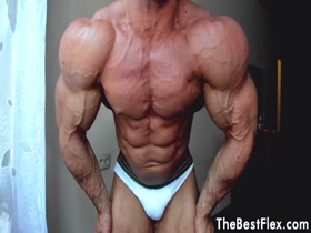 HOT BODYBUILDER !
