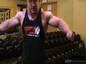 Gigant bodybuilder flexing