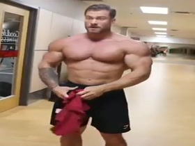 Chris Bumstead posing