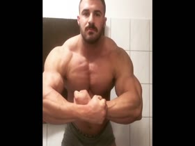 MUSCLE GERMAN OFF SEASON POSING