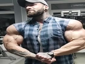 Bodybuilders Flexing 4