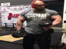 Bodybuilders Flexing 16