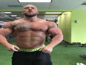 Bodybuilders Flexing 18