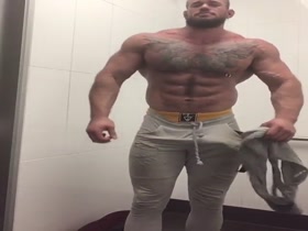 Bodybuilders Flexing 32