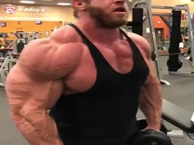 Bodybuilders Flexing 60