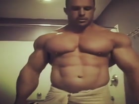 Bodybuilders Flexing 70