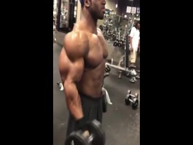 MUSCLE HUNK !
