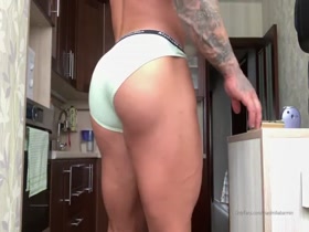 MUSCLE HUNK !