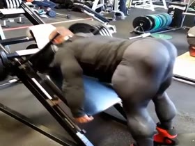 BIG MUSCLE BUTT !