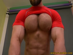 HOT PECS !