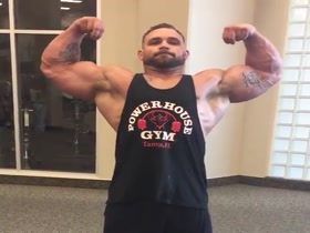 Bodybuilders Flexing 100