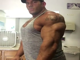 Bodybuilders Flexing  101