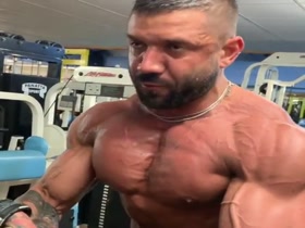 Bodybuilders Flexing 108