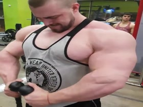 Bodybuilders Flexing 110