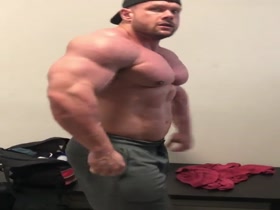 Bodybuilders Flexing 112