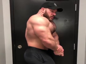 Bodybuilders Flexing 114