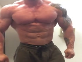 Bodybuilders Flexing 118