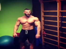 Bodybuilders Flexing 144