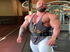 Bodybuilders Flexing 147