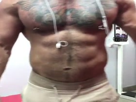 Bodybuilders Flexing 154