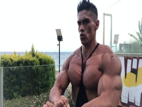 HOT PECS !