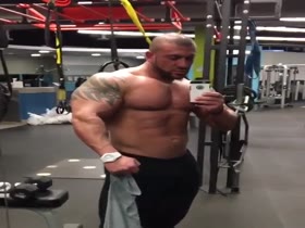 Bodybuilders Flexing 169