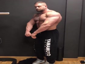 Bodybuilders Flexing 176