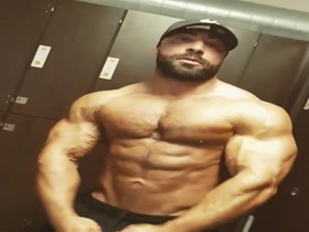 Hot beared Bodybuilder