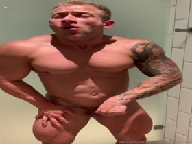bodybuilder jerks off