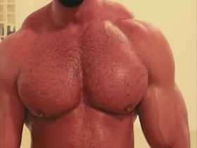HOT PECS & NIPPLES !