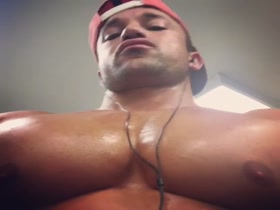 Giant pecs a' 'poppin'