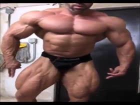 What it looks like when a giant poses in the gym