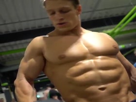 Great Abs + Cut Pecs = Hot Hunk