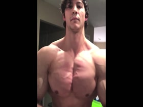 HOT PECS & NIPPLES !