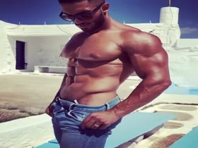 Nastase - flexing and popping in the sun