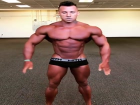 Stunning Muscle Hunk